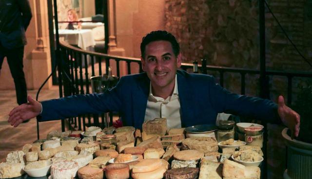 Juan Diego posa frente al carrito de los quesos artesanales de Toni Gerez, quien está al frente de la sala y la bodega del restaurante del castillo.