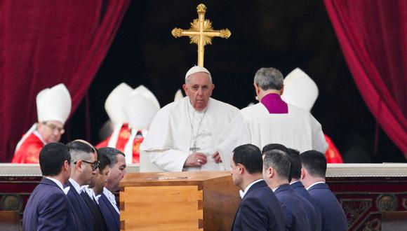 El papa Francisco observa cómo los portadores del féretro se llevan el ataúd del papa emérito Benedicto XVI al final de su misa fúnebre en la plaza de San Pedro en el Vaticano el 5 de enero de 2023. (VINCENZO PINTO / AFP).