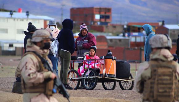 Soldados chilenos vigilan la frontera con Bolivia en Colchane, Chile, el 17 de febrero de 2022. (IGNACIO MUNOZ / AFP).