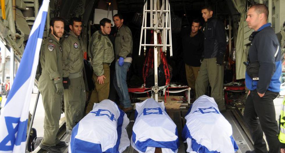 Los féretros son custodiados por personal militar israelí. (Foto: EFE)