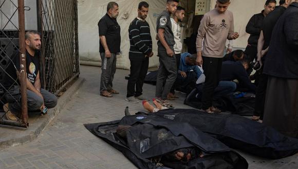 Los palestinos se reúnen alrededor de los cuerpos de los trabajadores de World Central Kitchen después de que fueron trasladados al Hospital Al-Najjar en Rafah, al sur de la Franja de Gaza, el 02 de abril de 2024. Foto: HAITHAM IMAD /EFE/EPA/