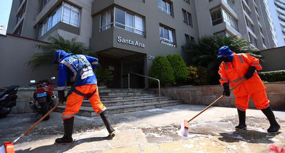 La limpieza continua de las áreas comunes de un edificio es una de las principales recomendaciones para evitar contagios. (Foto: Hugo Curotto)