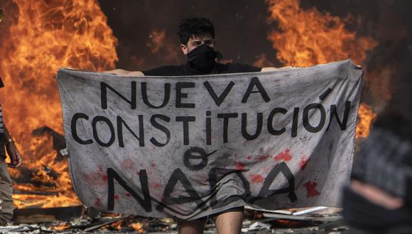 Un manifestante exige una nueva Constitución durante una protesta en Santiago. (Foto: AFP/Pedro UGARTE).
