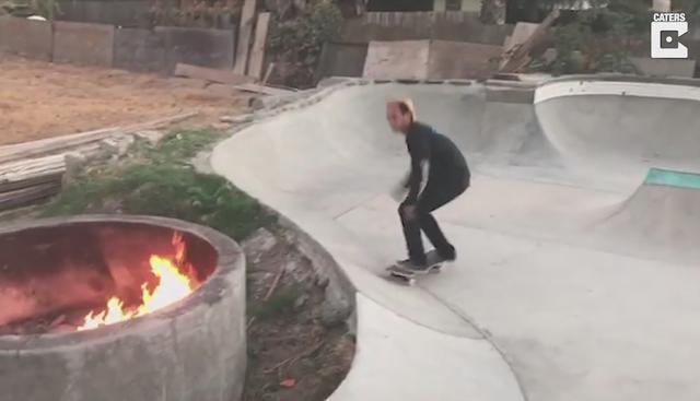 Skater intentó saltar sobre una fogata, pero tuvo una final inesperado. (YouTube | Caters Clip)