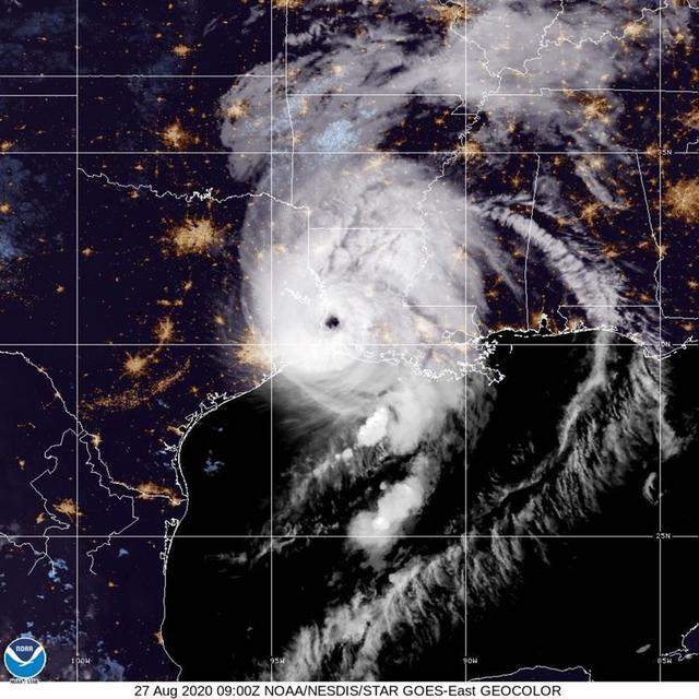 Una imagen distribuida por la Administración Nacional Oceánica y Atmosférica (NOAA) muestra al huracán Laura tocando tierra en la frontera entre Luisiana y Texas, EE. UU. (Foto: EFE)