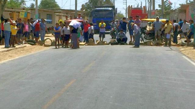 Un grupo de padres de familia del colegio N° 14121 del distrito de La Arena, en Piura, bloqueó la carretera principal hacia el Bajo Piura para exigir la culminación de la rehabilitación de un colegio (Foto: radio Cutivalú)