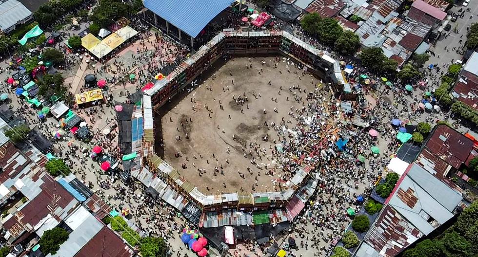 Vista aérea de la tribuna derrumbada en una plaza de toros en el municipio colombiano de El Espinal, Tolima, suroeste de Bogotá, el 26 de junio de 2022. (SAMUEL ANTONIO GALINDO CAMPOS / AFP).