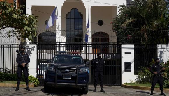 Agentes de la policía nacional resguardan las oficinas de la Organización de Estados Americanos (OEA), en Managua (Nicaragua).