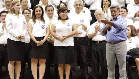 César Acuña presentó su lista de candidatos al Congreso