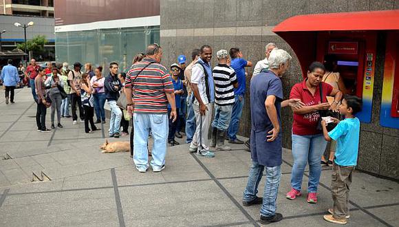 La gente en Venezuela también tenía dificultades para conseguir a través de cajeros automáticos los nuevos billetes.&nbsp; (Foto: AFP)<br>