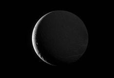 NASA presenta a Dione, la luna más tímida de Saturno