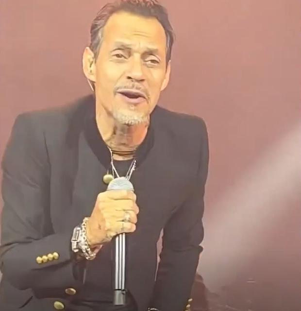 Marc Anthony cantando "Tu amor me hace bien" a Nadie Ferreira (Foto: Univision)