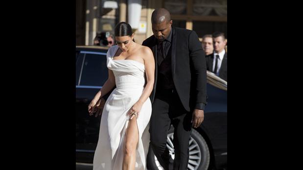 Kim Kardashian sufrió accidente por ceñido vestido - 2