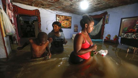 Fotografía de hogares inundados por el desbordamiento del río Cauca, debido a las fuertes lluvias que se han presentado en los últimos días, en Cali (Colombia).