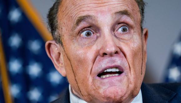 El abogado del presidente de Donald Trump, Rudy Giuliani, ha insistido sin mostrar ninguna prueba en que hubo "un plan centralizado" para ejecutar un presunto fraude electoral en varias ciudades demócratas, y aseguró que su campaña podría presentar aún nuevas demandas en Arizona, Virginia y Nuevo México, durante una rueda de prensa este jueves en Washington. (Foto: EFE/EPA/JIM LO SCALZO).