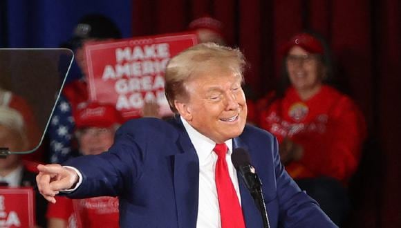El expresidente de Estados Unidos y candidato presidencial republicano Donald Trump habla en un evento de campaña en Waukesha, Wisconsin, el 1 de mayo de 2024. (Foto de Alex Wroblewski / AFP)