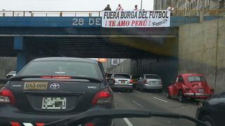 Carteles en la Vía Expresa exigen la salida de Manuel Burga del fútbol peruano