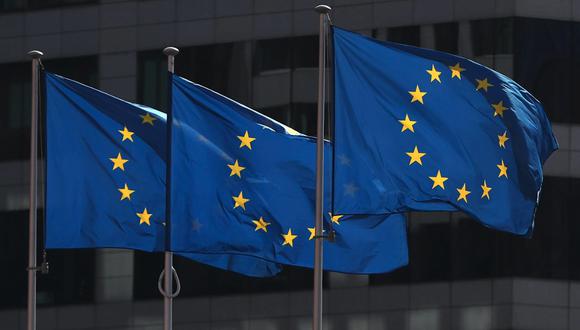 Las banderas de la Unión Europea ondean fuera de la sede de la Comisión Europea en Bruselas, Bélgica. (Foto de archivo: REUTERS / Yves Herman)