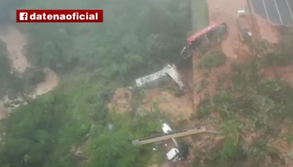 El deslizamiento de tierras en Paraná que interrumpió el tránsito por la vía en ambos sentidos arrastró para fuera de la pista a por lo menos 10 automóviles y 6 camiones. (Foto: Captura de YouTube @BrasilUrgente)