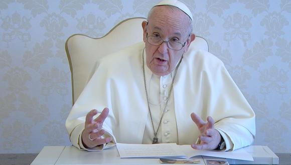 Imagen muestra al Papa Francisco dirigiéndose desde el Vaticano a una reunión virtual, el 22 de abril de 2021. (VATICAN MEDIA / AFP).