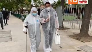 “Hay mucho descontento”:  mujer de 78 años sale después de siete meses para votar en plebiscito | VIDEO