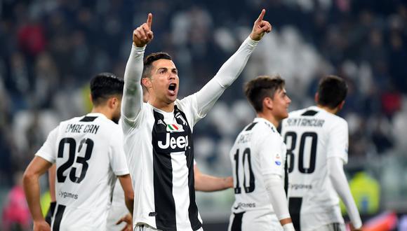 Cristiano Ronaldo selló la goleada 3-0 de Juventus ante Frosinone y festejó su tanto con Paulo Dybala. (Foto: Reuters)