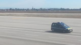 Hombre entró en automóvil a la pista de aeropuerto en Francia