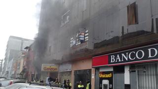 Personas atrapadas en medio de un incendio en edificio de Jesús María
