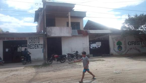 Los padres de familia del colegio “Cristo Redentor”, en Iquitos, mostraron su preocupación tras observar carteles pegados en la fachada donde se menciona que los escolares seguirán asistiendo hasta el viernes 13 de marzo (Foto: Daniel Carbajal)