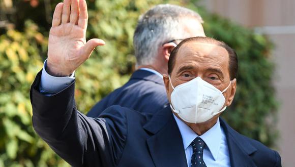 El ex primer ministro italiano Silvio Berlusconi saluda al salir del Hospital San Raffaele en Milán el 14 de septiembre de 2020 después de superar el coronavirus. (Foto de Piero CRUCIATTI / AFP).
