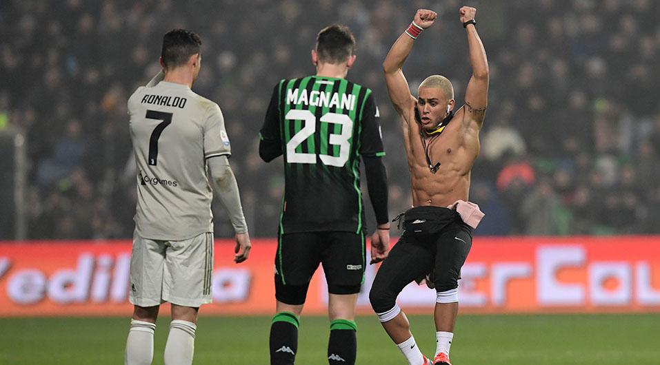 Este fanático se metió a la cancha en pleno partido entre Juventus y Sassuolo para estar cerca de Cristiano Ronaldo. (Foto: AFP)