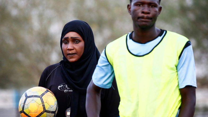 A sus 27 años, Salma es una pionera en este deporte, donde se le presenta como la primera entrenadora de fútbol de un equipo masculino en África y en el mundo árabe. (Foto: AFP)