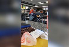 Facebook: Trabajadora de local de comida rápida tuvo noble gesto con persona con discapacidad | VIDEO