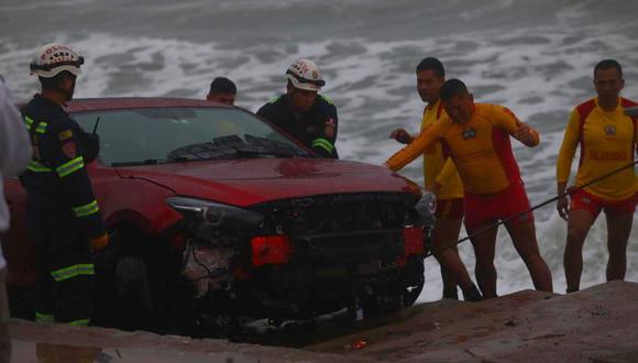 Auto se deslizó hasta la Playa Los Delfines en Miraflores. Foto: César Grados/@photo.gec