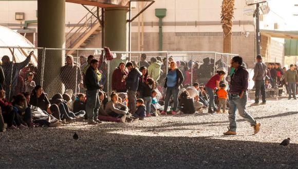 Migrantes en espera de ser procesados se encuentran en una cerca temporal debajo del Puente Paso Del Norte el 28 de marzo de 2019 en El Paso, Texas. (Foto: AFP)