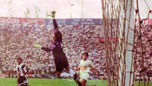 Gol de Jayo, que le sombrea el balón a Celso Guerrero, en ese 6-3 de Alianza en Matute. (Foto: Archivo El Comercio)