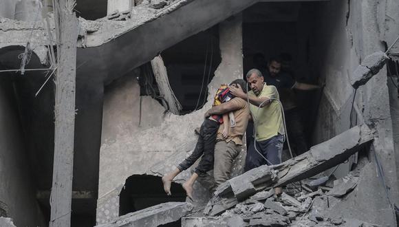 Un niño es rescatado de los escombros de un edificio residencial derribado por un ataque aéreo israelí, en el campo de refugiados de Jan Yunis, en el sur de la Franja de Gaza, este jueves. Israel ha llamado para la evacuación de todos los civiles del norte de Gaza antes de una invasión terrestre prevista | Foto: EFE/HAITHAM IMAD