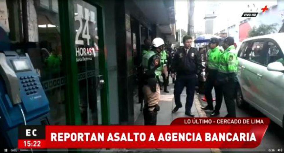 Testigos de la zona indicaron que estos sujetos armados interrumpieron la agencia bancaria esta tarde. (Foto: Captura AVT+)