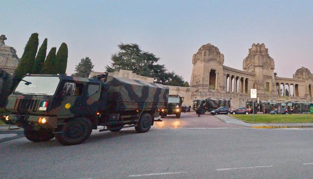 Una larga columna de camiones militares atravesó el miércoles por la noche el centro de Bérgamo, en el norte de Italia, transportando decenas de féretros de víctimas del coronavirus para su incineración en otros lugares, debido a que el cementerio de la ciudad ya no tiene capacidad. (EFE).