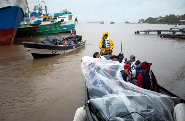 I residenti lasciano il porto di Bluefields prima che la tempesta tropicale Bonnie arrivi in ​​Nicaragua, il 1° luglio 2022. (OSWALDO RIVAS/AFP).
