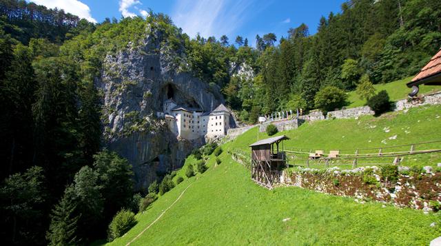 Este castillo fue construido dentro de una cueva en Eslovenia - 2