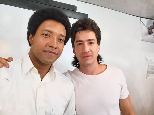 John Alex Castillo y Juan Pablo Urrego, actores de la serie "Goles en contra", que se puede ver por Netflix (Foto: John Alex Castillo / Instagram)