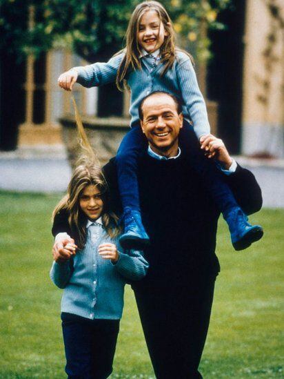 A young Silvio Berlusconi with his daughters Barbara and Eleonora that he had from his second wife Veronica Lario.  (GETTY IMAGES).