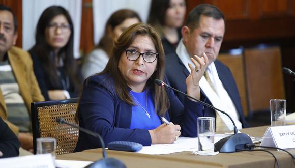 La legisladora de Fuerza Popular, Betty Ananculi, interviene en una sesión de la Comisión de Levantamiento de Inmunidad del Congreso, el pasado 12 de junio del 2019. (Foto: Congreso).