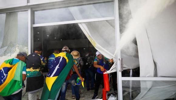 Partidarios del expresidente brasileño Jair Bolsonaro irrumpen en un edificio durante una manifestación contra el presidente Luiz Inácio Lula da Silva en Brasilia, Brasil, el 8 de diciembre de 2023. (REUTERS/Adriano Machado).