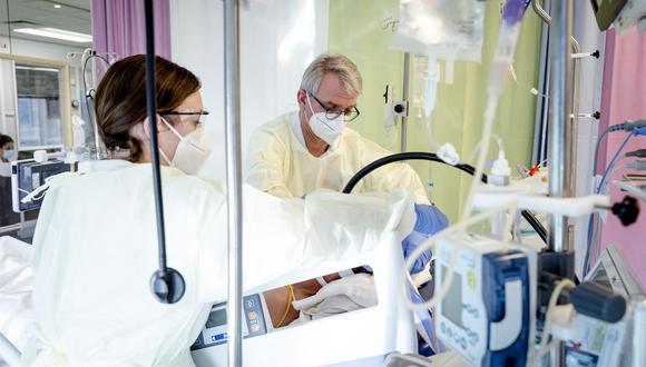 El personal de enfermería asiste a un paciente de coronavirus en el Maastricht UMC en Países Bajos, el 10 de noviembre de 2021. (Sem van d r Wal / ANP / AFP).
