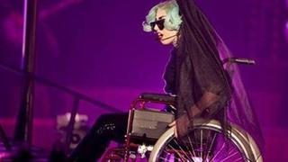 Lady Gaga se recupera de operación en una silla de ruedas bañada en oro