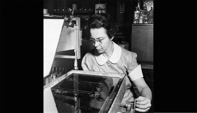 Katharine Blodgett. Fue la primera mujer en conseguir un doctorado en Física por la Universidad de Cambridge. Trabajó en la fábrica General Electric y allí hizo una serie de experimentos aplicados a los metales y al vidrio, que le permitieron crear los cristales anti-reflectantes, hoy usados en gafas, cámaras de fotos y telescopios. (Foto: Wikimedia Commons)
