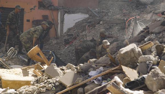 Efectivos del ejército buscan supervivientes entre los escombros de edificios derruidos en la población de Amizmiz, situada a unos 30 kilómetros del epicentro del terremoto, en las faldas del Atlas. (Foto: EFE/ María Traspaderne.)