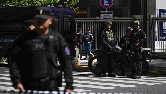 Agentes de la Policía Federal hacen guardia en la Avenida Mayo durante un operativo de seguridad alrededor de la embajada de Israel en Buenos Aires luego de una amenaza de bomba, el 18 de octubre de 2023. (Foto de Luis ROBAYO/AFP)